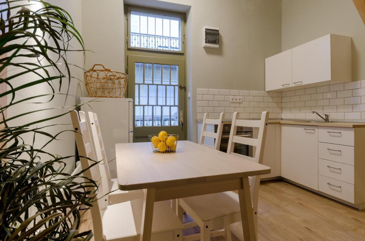 Apartment Cosy In Party District Ak20s