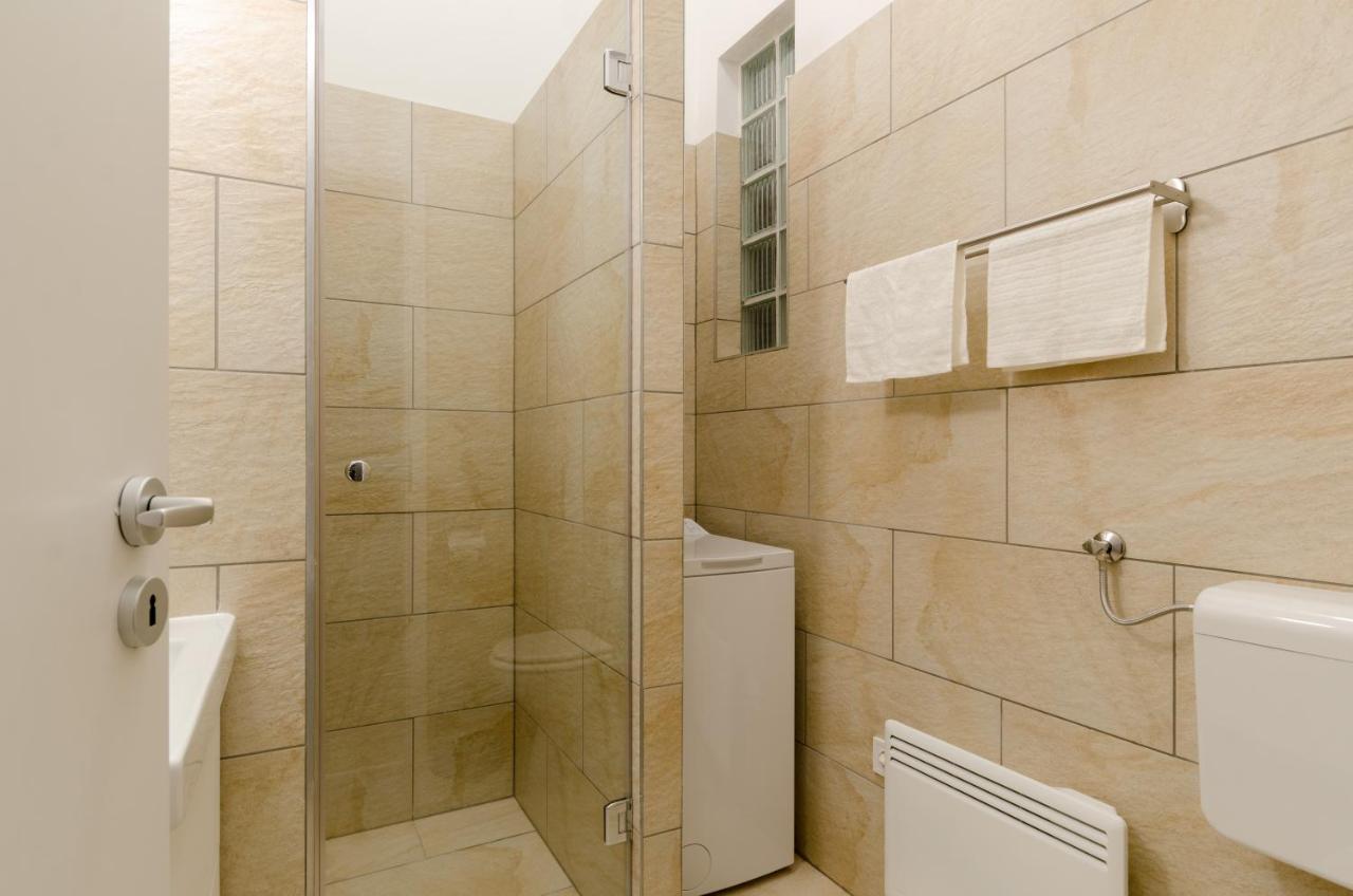 Apartment Cosy In Party District Ak20s